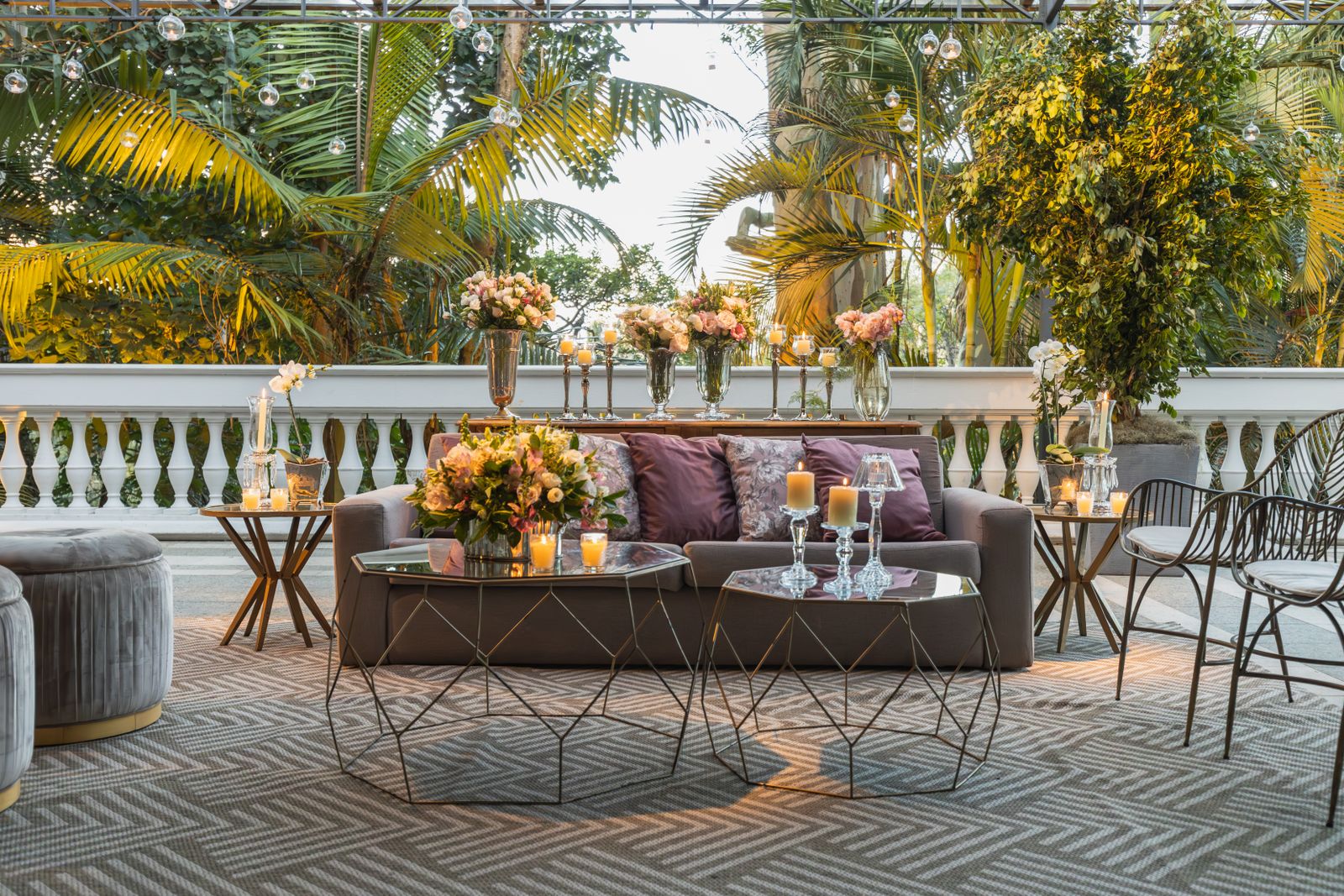 Elegant vorbereitete Terrasse für eine Abendveranstaltung